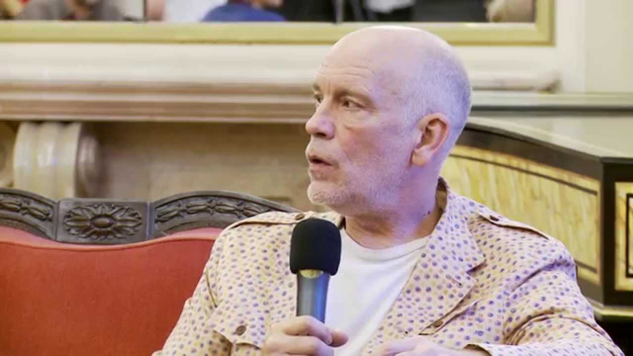 John Malkovich natočil film, který bude mít premiéru za 100 let