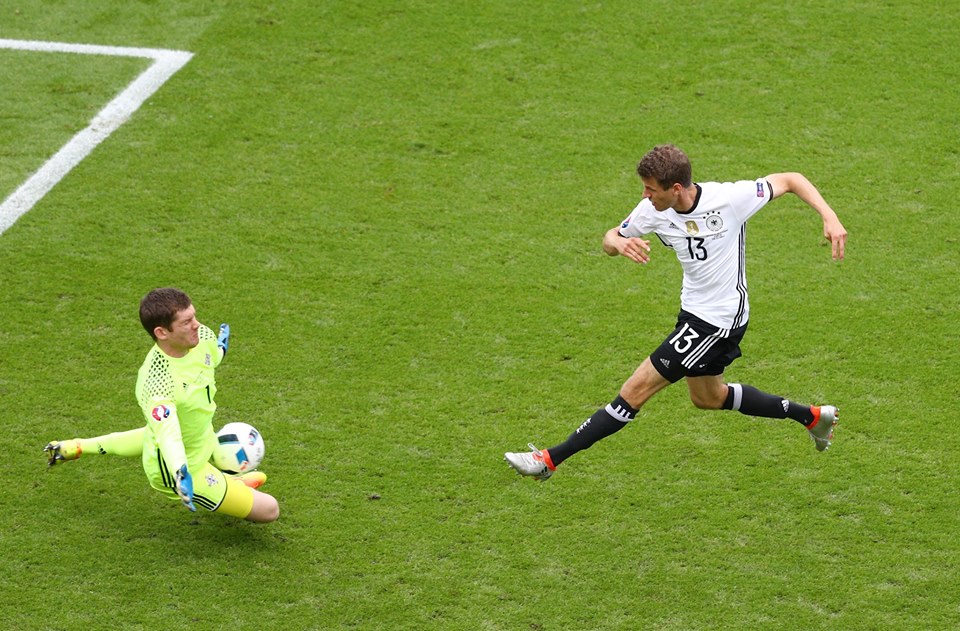 Německo porazilo Severní Irsko a vyhrálo skupinu, Polsko o skóre druhé