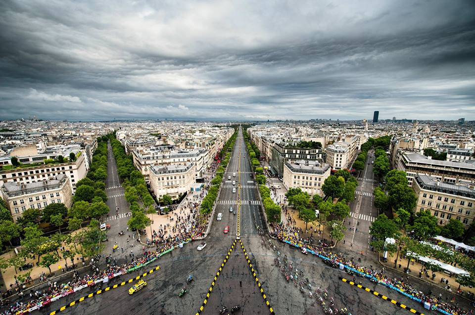 Příjezd na slavné Champs-Élysées, slavit bude Froome