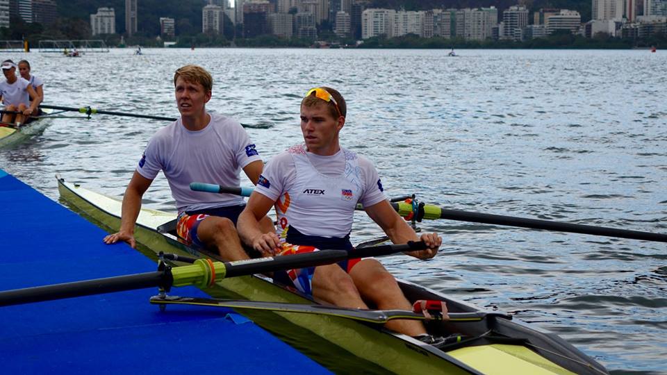 První zlatou medaili na olympijských hrách má Amerika. Helešic s Podrazilem jsou v semifinále