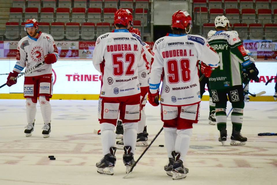 Chomutov i nadále bez porážky, Třinec deklasoval Karlovy Vary